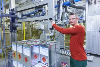 <p>Impressionen aus der Produktion, Brillux Industrielack</p>