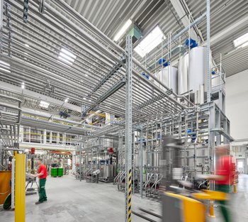<p>Rohrsystem in der Nasslackproduktion</p>
