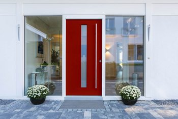 <p>Eingangsbereich Haus mit roter Haustür</p>