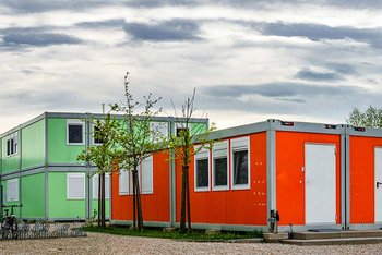 <p>Farbig gestaltete Wohncontainer</p>