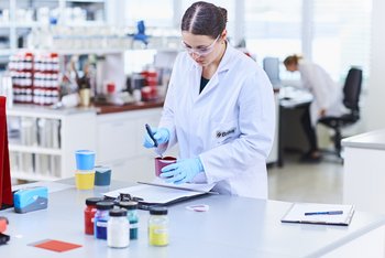 <p>Impressionen aus dem Labor, Brillux Industrielack</p>
