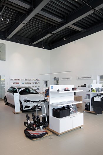 <p>Beratungs- und Verkaufsbereich in einem Autohaus</p>