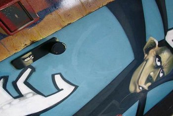 <p>Graffiti auf einer Metalltür</p>