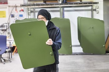 Durch die Verwendung spezieller Farbpigmente verfügt das Premium-Polyesterpulver über eine ausgezeichnete Tarnwirkung im nahen Infrarot-Spektralbereich.