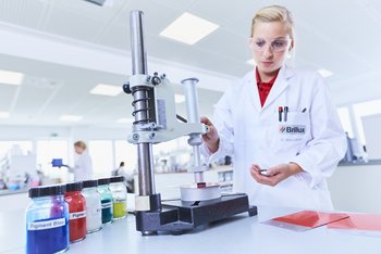 <p>Impressionen aus dem Labor, Brillux Industrielack</p>