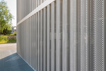 Metallverkleidung an einer Fassade