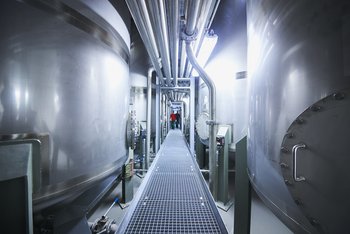 <p>Rohstofftanks in der Produktion, Brillux Industrielack</p>