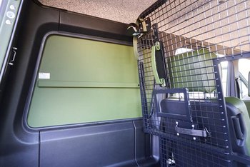 Gute Überlackierbarkeit sowie sehr gute Be- und Verklebbarkeit: Auf der Innenseite der mit Premium-Polyesterpulverlack 5936 beschichteten Aluminiumscheibe kann der Kabelkanal nun einfach aufgeklebt werden, sodass ein Schweißen nicht mehr notwendig ist.