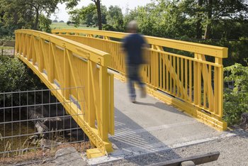 <p>Gelbe Fußgängerbrücke</p>