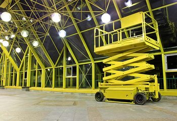 Hubarbeitsbühne müssen strapazierfähig und je nach Einsatzgebiet auch farblich auffällig beschichtet sein
