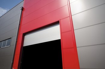 <p>Garagenrolltor an einem Gewerbebau</p>