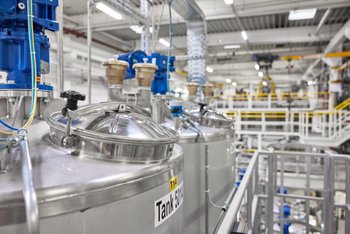<p>Tankinstallation in der Produktion</p>