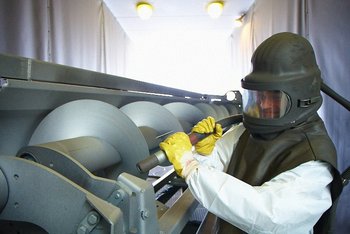 Sandstrahlen in Schutzkleidung