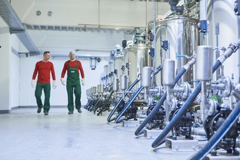<p>Impressionen aus der Produktion, Brillux Industrielack</p>