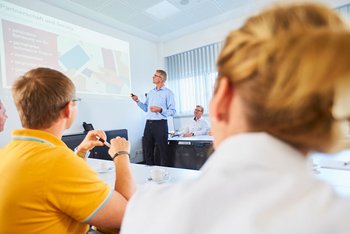 Neben Präsenzseminaren bieten wir auch Online-Schulungen an.